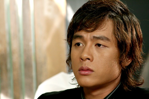 Sau khi tốt nghiệp Trung học phổ thông, Hòa Hiệp thi đậu trường CĐ Sân khấu Điện ảnh và ĐH Hàng Hải. Đứng giữa hai lựa chọn, anh quyết định theo đuổi đam mê diễn xuất, còn cha mẹ lại ra sức ngăn cản vì muốn con nối gót truyền thống của gia đình. Năm 2000, Hòa Hiệp có được vai diễn đầu tay trong Vòng xoáy số phận. Năm 2006, nhờ ngoại hình thư sinh, diễn xuất tốt và đài từ chuẩn cho việc thu tiếng trực tiếp, Hòa Hiệp được đạo diễn Kim Hyo Joong mời vào vai Khanh - anh cùng cha khác mẹ với Vy trong Mùi ngò gai. Sau vai diễn này, nam diễn viên bắt đầu xuất hiện dày đặc hơn trong nhiều bộ phim truyền hình ăn khách như Gia đình phép thuật, Lối sống sai lầm., Cổng mặt trời...