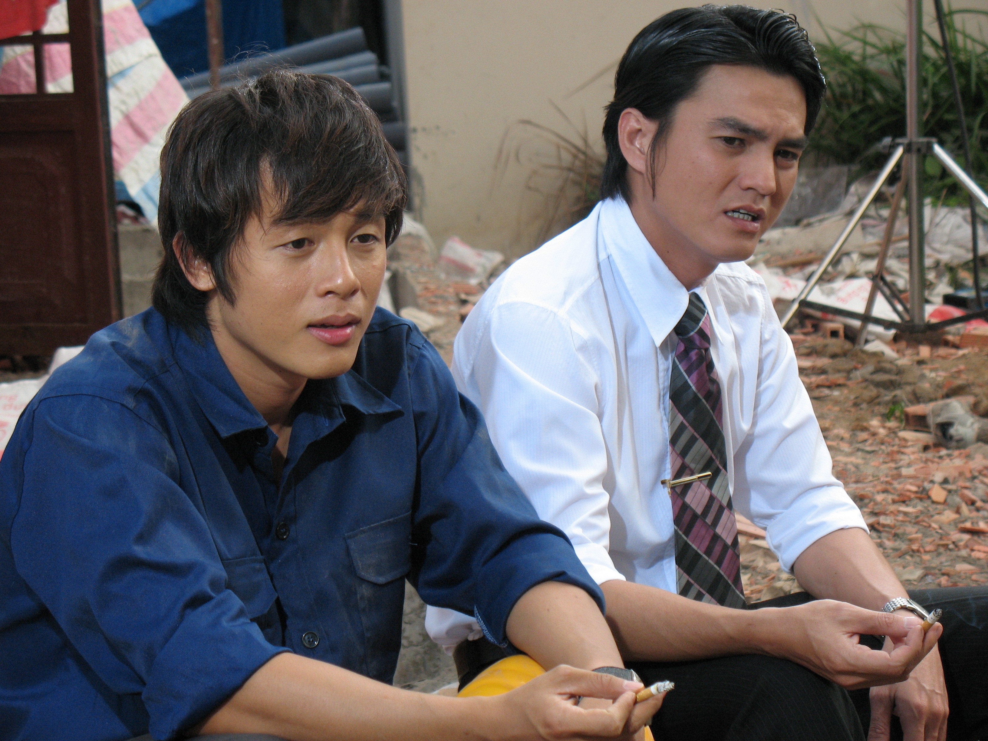 Sinh năm 1975, Cao Minh Đạt đến với phim ảnh như một cái duyên, khi đang là sinh viên trường hàng hải Cao Minh Đạt quyết định bỏ ngang và thi vào trường CĐ Sân khấu và Điện ảnh. Vai Tạo trong Blouse Trắng đã tạo nên “bệ phóng” trong sự nghiệp diễn xuất của Cao Minh Dạt. Sau đó anh liên tiếp được đảm nhận vai chính trong nhiều phim truyền hình ăn khách như: Lục Vân Tiên, Vòng xoáy tình yêu, TÌnh yêu tìm lại, Tham vọng... Trong Mùi ngò gai, anh vào vai Trường, chàng trai hiền lành và nhu nhược. Ban đầu, Trường quý mến sự hiền lành, trong sáng của Vy nhưng khi nhận ra tình cảm Khanh (Hòa Hiệp) dành cho Vy thì anh quyết định rút lui trong im lặng. 