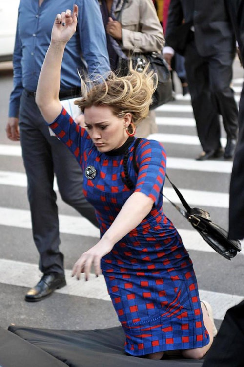 Hilary Duff luống cuống ngã nhào trên phố.