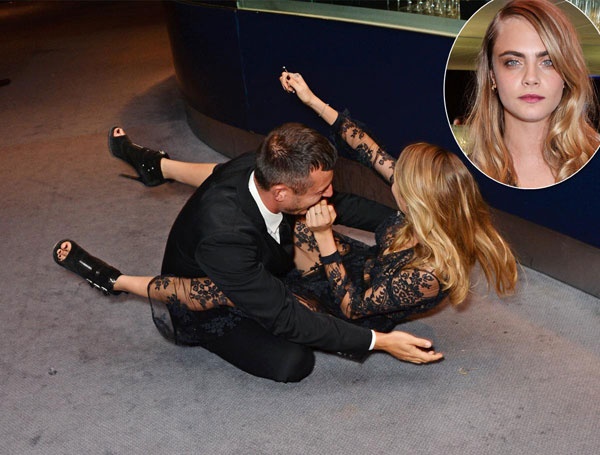 Chân dài nổi tiếng của Victoria’s Secret - Cara Delevingne bổ nhào xuống đất trong buổi tiệc có đông đảo phóng viên tham gia.