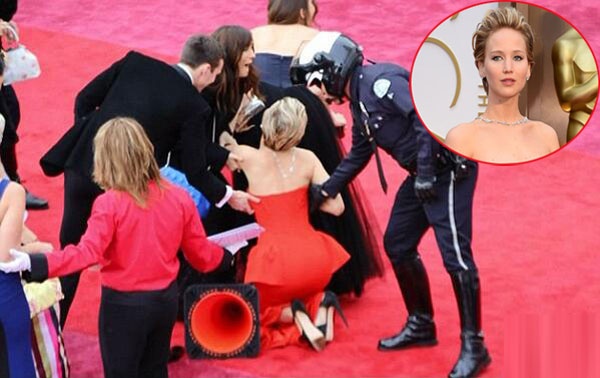 Một lần khác trên thảm đỏ Osar, Jennifer mải đi không nhìn nên vấp giày vào váy tự ngã bổ nhào. Nhân viên ban tổ chức và ê-kíp đi cùng giúp cô đứng dậy.