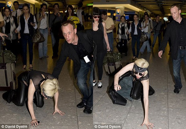 Lady Gaga với gu ăn mặc cá tính cũng là “nữ hoàng vồ ếch”. Vì giày cao gót hàng khủng, cô vấp ngã ngay ở sân bay Heathrow (Anh).