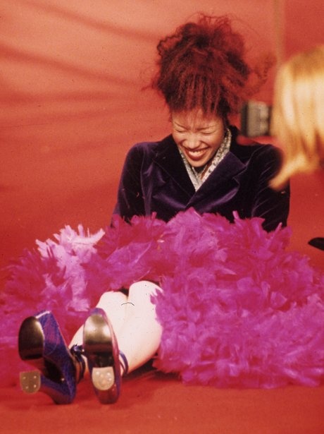 Khoảnh khắc khi “báo đen” trên sàn catwalk Naomi Campbell chỉ biết cười trừ vì sự cố ngã ngay trên sân khấu.