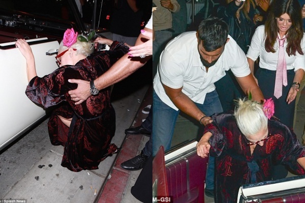 Cách đây vài ngày, Lady Gaga cùng với bạn thân dự tiệc ở một quán bar. Khi chuẩn bị lên xe, cô hụt chân và ngã dúi dụi. Sau một hồi vật lộn, nữ ca sĩ mới bước được vào xe. Trước nghi vấn, Gaga say xỉn, bạn thân cô lên tiếng phủ nhận.