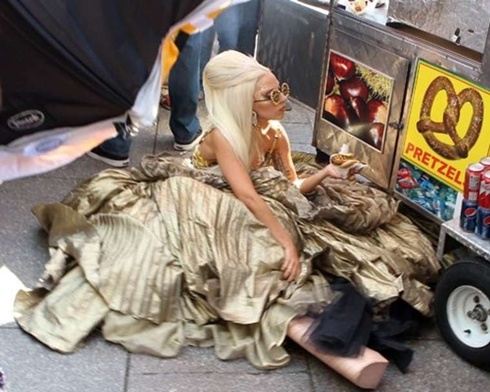 Khoảnh khắc ngồi lì trên đường phố khi cô ca sĩ Born this way không thể đứng dậy nổi sau cú ngã vì giày cao 60cm.