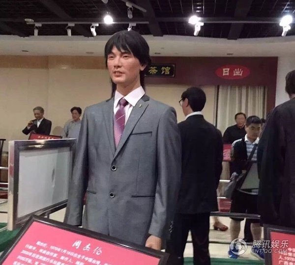 Huỳnh Hiểu Minh và Châu Kiệt Luân cho biết họ không hề được thông tin về việc được tạc tượng ở tỉnh Tứ Xuyên. Cả hai đều cực lực lên án hành động này. “Tên của tôi gắn vào những lời bình luận chê bai trên mạng, điều đó khiến tôi thấy nổi giận” - tài tử họ Châu nói. (Trong hình: tượng sáp của Châu Kiệt Luân).