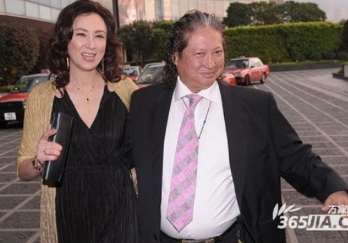 Vợ chồng Hồng Kim Bảo vẫn hạnh phúc dù cho ông có nhiều tai tiếng.