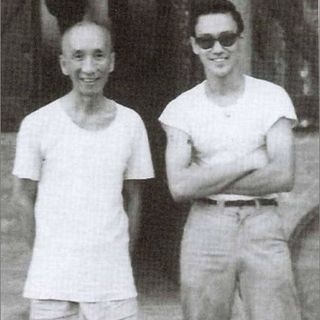 Lý Tiểu Long theo Diệp Vấn từ năm 1953 đến năm 1956. Giai đoạn sau này, sang Mỹ định cư, Lý vẫn thường quay về Hong Kong theo phò phái. Có người nói, đến cùng, Diệp Vấn vẫn chưa thể truyền dạy hết Vịnh Xuân Quyền cho đệ tử nổi tiếng vì khoảng cách địa lý giữa hai người.