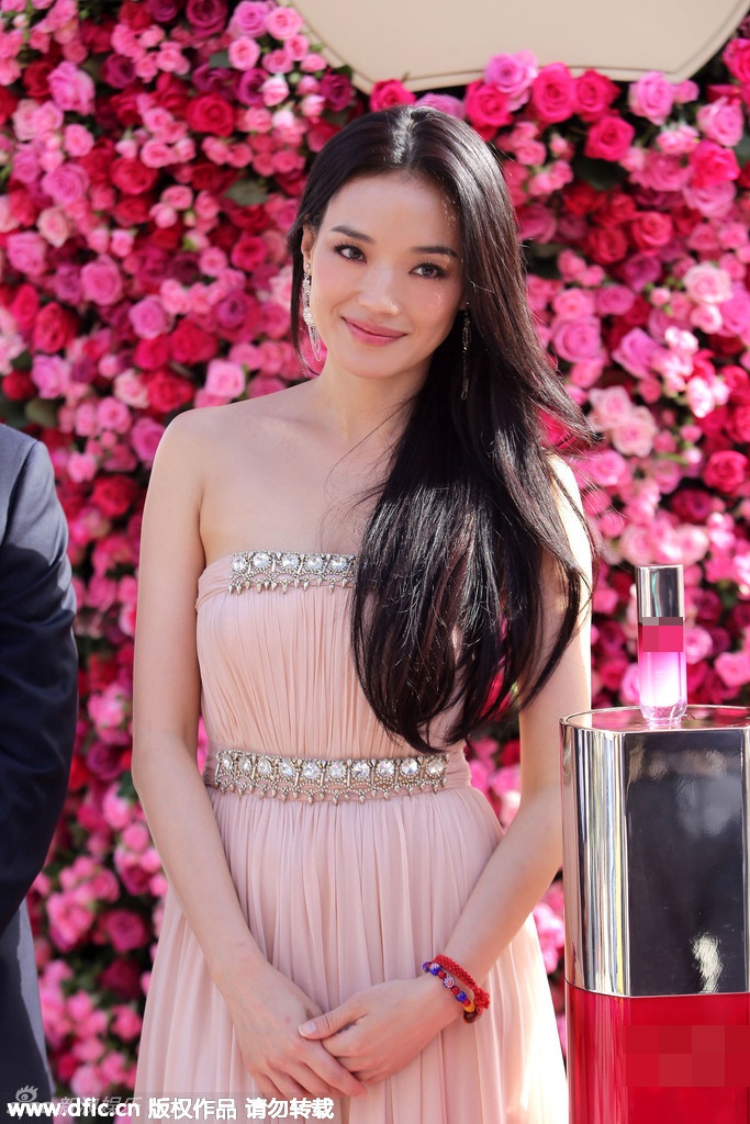 Nữ diễn viên cởi mở khi trò chuyện với phóng viên bản địa.