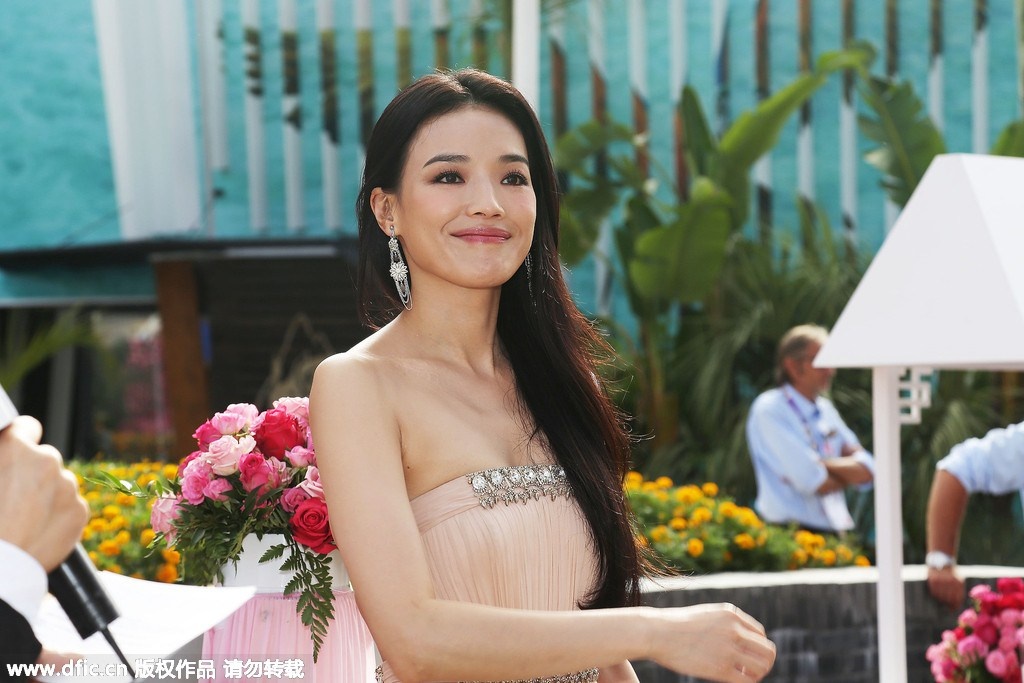 Cũng nhờ nhan sắc hoàn hảo, Thư Kỳ được các đạo diễn o bế. Cô có nhiều dự án điện ảnh trong năm 2015. Phim mới nhất cô tham gia đóng chính là Đám cưới của bạn thân hợp tác cùng Phùng Thiệu Phong, Victoria F(x). Trước đó, phim Nhiếp Ẩn Nương do cô đóng chính cũng được tranh giải tại Cannes.