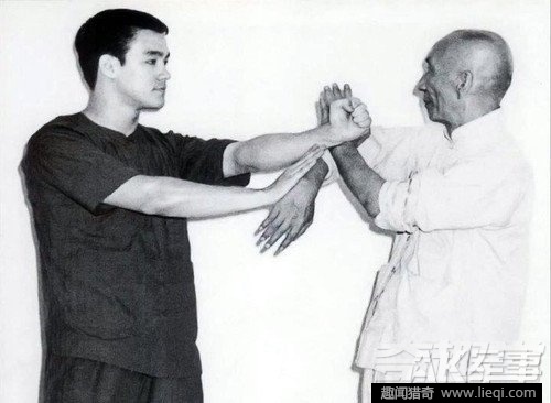 Diệp Vấn truyền đạt quyền cước của phái cho đệ tử họ Lý. Sau này, bên cạnh nghiệp điện ảnh, anh cũng mở võ quán giống sư phụ.