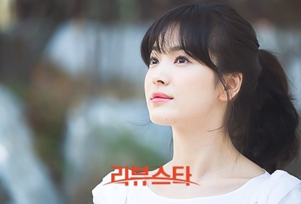 Song Hye Kyo đứng ờ vị trí thứ 4. Vài năm trở lại, Song lộ dấu hiệu tuổi tác hơn xưa và đó là lý do khiến cô dần bị thấp đi trong các bảng xếp hạng.