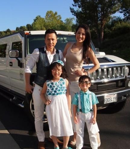 Chân Tử Đan tái hôn với người đẹp kém anh 20 tuổi - Uông Thi Thi năm 2003. Họ có hai con, một trai một gái.