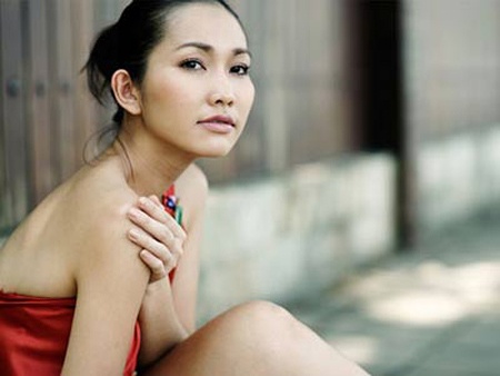 Nếu từng xem Dốc tình, khán giả truyền hình khó lòng quên được nhân vật Thùy - cô gái mới lớn tốt bụng nhưng bướng bỉnh trong tình yêu. Mối tình tay ba Thùy (Kim Hiền) - Thái (Huy Khánh) và Thu (Bảo Hòa) cũng là điểm nhấn xuyên suốt cho mạch phim. Sau thành công của Dốc tình, Kim Hiền được đạo diễn Võ Tấn Bình mời vào vài Út Ráng trong phim Hương phù sa. Đây cũng là vai diễn đưa danh tiếng của cô lên một tầm cao mới trong sự nghiệp.