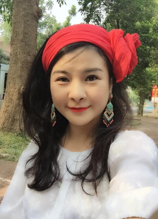 15 năm sau ngày Sóng ở đáy sông, Kim Oanh vẫn như cô diễn viên trẻ mới ngoài 20 ngày ấy. Khi trò chuyện với truyền thông, cô kín tiếng về đời sống riêng tư. Nữ diễn viên kết hôn với đạo diễn trẻ tên Phong vào năm 2006 nhưng cặp đôi sớm chia tay sau đó. Trên trang cá nhân, Kim Oanh thường chia sẻ những câu nói hay về tình yêu và cuộc sống. Ảnh: FBNV.