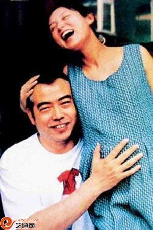 Nghê Bình - Trần Khải Ca: Đạo diễn tài danh sống chung với nữ diễn viên xinh đẹp nhiều năm. Khi cả hai sắp sửa chính thức hóa bằng hôn nhân thì Trần Hồng xuất hiện. Người đẹp họ Trần tuyên bố có con với Trần Khải Ca, ép ông bỏ Nghê Bình. Cho đến giờ, đạo diễn nổi tiếng vẫn bị chỉ trích là “ông chồng bạc bẽo”.