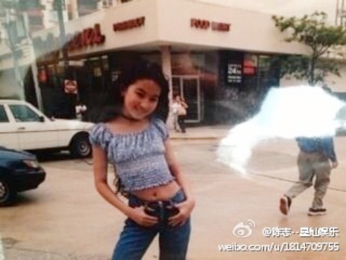 Chưa đến 10 tuổi, Lưu Diệc Phi đã có tố chất người mẫu, tự tin khi xuất hiện trước ống kính.