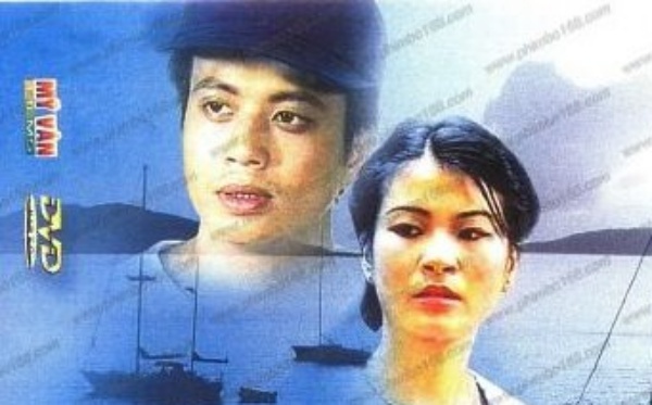 Bá Anh: Nam diễn viên Bá Anh tham gia một vai nhỏ trong Sóng ở đáy sông. Một điểm đặc biệt là dù phim thành công khi ra mắt nhưng diễn viên trẻ Bá Anh được biết đến nhiều hơn nhờ vai Văn trong Những ngọn nến trong đêm. Ảnh: Wiki.