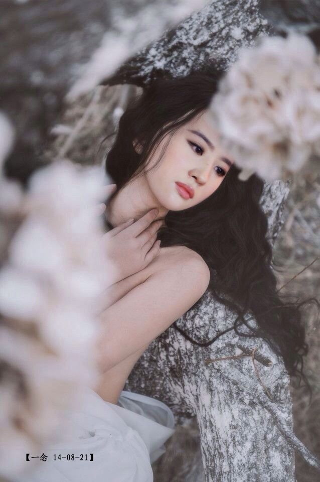 Lưu Diệc Phi với hình ảnh đẹp long lanh, đầy bí ẩn ở tuổi 28. Hơn 10 năm trong ngành giải trí, cô trung thành với hình tượng Thần tiên tỷ tỷ.