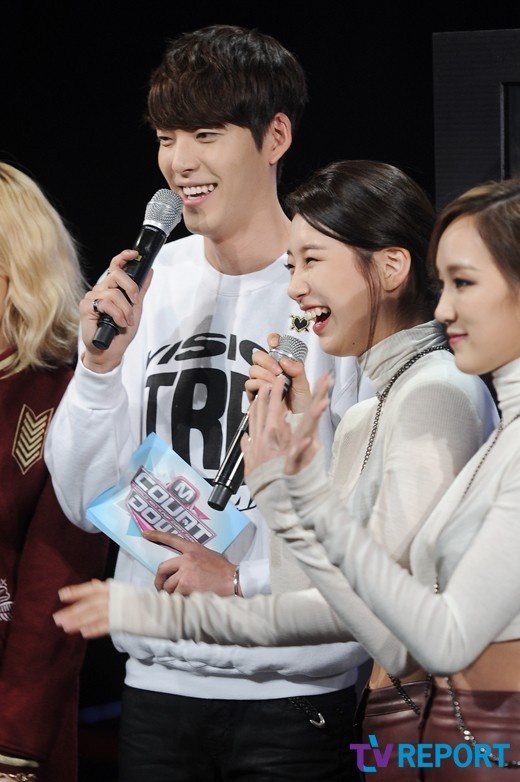 Hai ngôi sao trẻ gần đây gây chú ý khi công khai chuyện tình cảm. Suzy hẹn hò mỹ nam Lee Min Ho, còn Kim Woo Bin đang cặp kè với đàn chị Shin Min Ah.