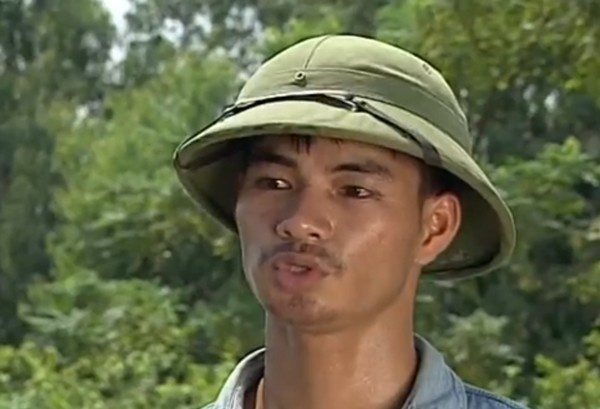 NSƯT Xuân Bắc vai Núi: Núi là một thanh niên tốt bụng, có học nhưng hoàn cảnh đã xô đẩy anh vào con đường phạm tội. Mãi về sau, khi gặp lại mối tình đầu thì Núi mới được cảm hóa và trở lại chính mình. Vai diễn Núi do Xuân Bắc đảm nhận và trở thành vai diễn tiêu biểu của anh. Có người nói: “Trước Núi, Xuân Bắc là cái tên xa lạ, khi có Núi, Xuân Bắc là người của mọi gia đình”. Ảnh: FBNV.