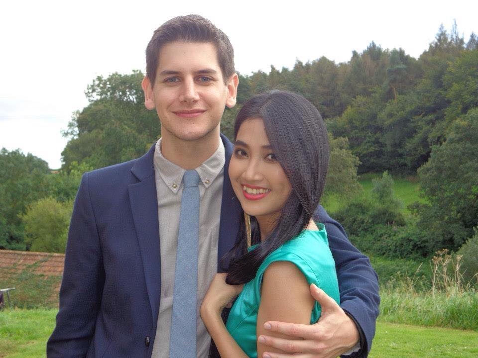 “Gia đình tôi rất yêu mến Alex vì anh làm làm việc trong lĩnh vực giáo dục. Khi cùng tôi về thăm nhà, anh đã chiếm tình cảm của moi người bằng sự hiền lành, lịch thiệp và hòa đồng. Với cha mẹ tôi, anh luôn thể hiện sự kính trọng và quan tâm như con cái trong nhà” - Quỳnh Lam tự hào