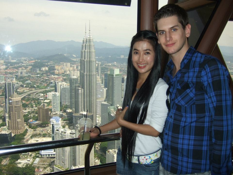 Lúc mới yêu, Quỳnh Lam cảm thấy lo lắng vì sự khác biệt văn hóa giữa hai người. Tuy nhiên, tình yêu trở thành động lực để cả hai học cách dung hòa sở thích và thói quen sống của nhau. Hơn nữa, trải qua thời gian, Quỳnh Lam cảm nhận được tình cảm chân thành mà anh dành cho cô.