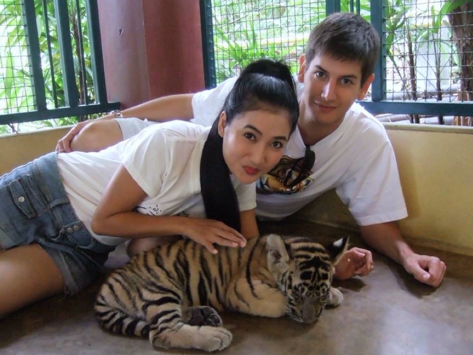 Trong mắt Quỳnh Lam, Alex là một người vui tính và lãng mạn: “Chúng tôi gặp nhau trong một bữa tiệc của người bạn thân. Ban đầu, tôi không chú ý đến anh vì nghĩ anh nhỏ tuổi hơn mình. Tuy nhiên, sau khi trò chuyện, anh đã chinh phục tôi bằng sự hài hước và những cử chỉ quan tâm đáng yêu”.