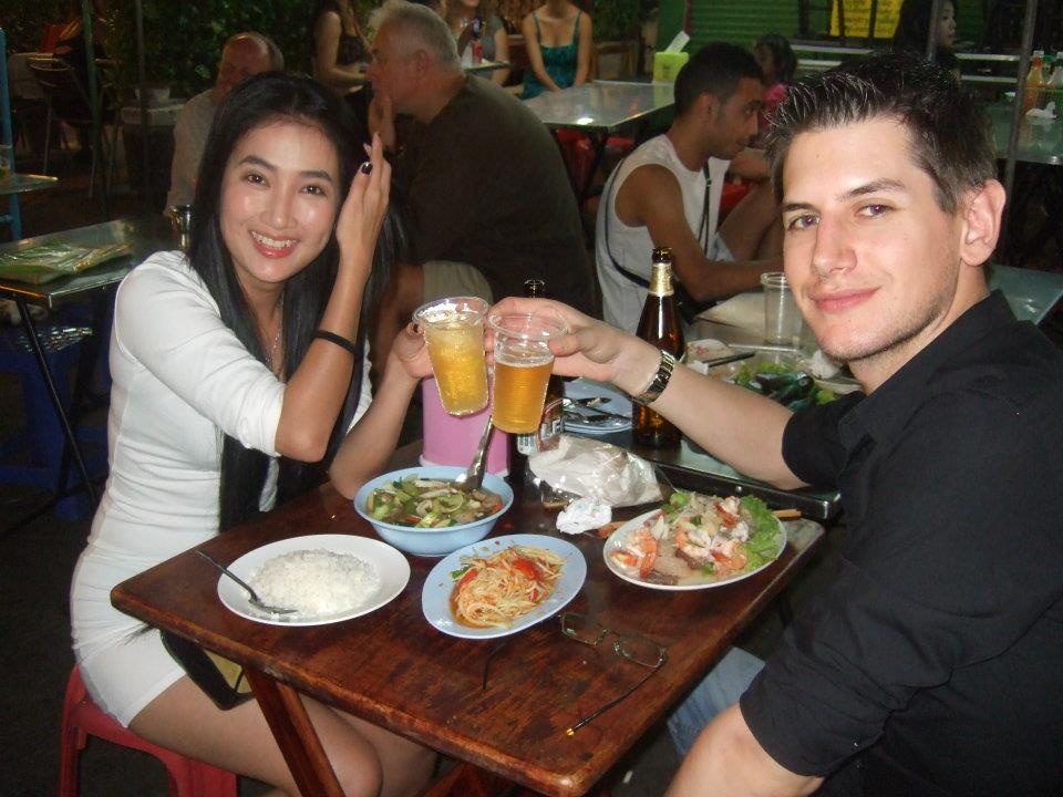 Trước đây, Quỳnh lam ít khi vào bếp, chủ yếu là ăn ngoài. Nhưng từ khi yêu Alex, cô thường xuyên chiều anh bằng những món ăn truyền thống của Việt Nam. Nữ diễn viên cho biết: “Alex rất chu đáo, anh cùng tôi đi chợ và giúp tôi xách đồ. Sau bữa ăn, anh sẽ dọn dẹp bàn và phụ trách rửa chén”