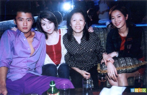 Tạ Đình Phong bên bạn gái hơn tuổi.