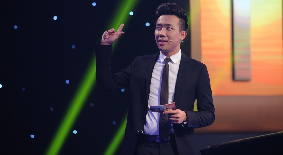 Sau một tuần nhường sóng cho chương trình truyền hình trực tiếp Chung kết Đường lên đỉnh Olympia 2015, game show Một Trăm Triệu Một Phút tập thứ tư sẽ trở lại vào 11 giờ trưa Chủ nhật, 23/8. Góp mặt trong tập phát sóng tuần này gồm có: nữ ca - nhạc sĩ Minh Thư, nam diễn viên hài Duy Khánh Zhou Zhou và ảo thuật gia  Y Nhu 