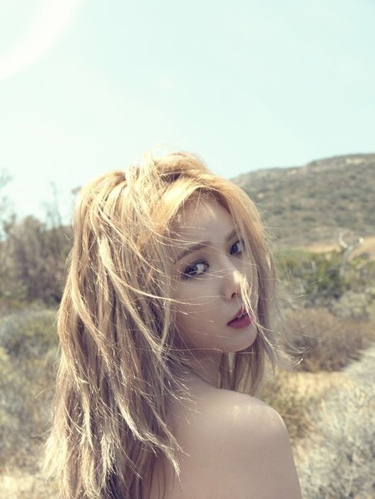 HyunA chiêu đãi fan bằng loạt ảnh bán nude khi ra album solo mới.