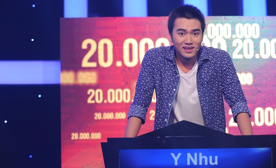 Y Nhu là ảo thuật gia trẻ từng xuất hiện trong show hài thực tế Người Bí Ẩn. Anh ghi điểm bằng những màn ảo thuật ấn tượng và phong cách biểu diễn duyên dáng.