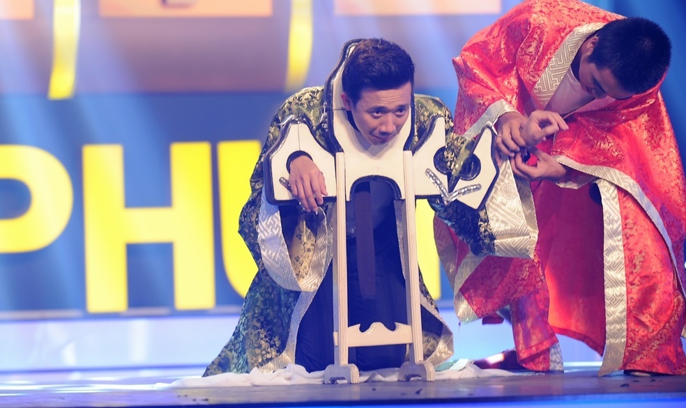 Thú vị nhất là màn ảo thuật của Y Nhu với sự tham gia biểu diễn của MC Trấn Thành. Trong tiết mục này, Y Nhu đã dàn dựng một tiểu phẩm đánh ghen kịch tính trên sân khấu Một Trăm Triệu Một Phút