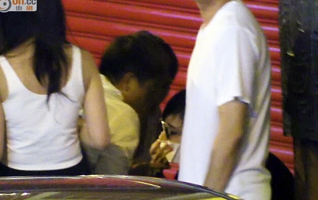 Khi ra về, cô bước đi không nổi và còn che miệng vì buồn nôn.