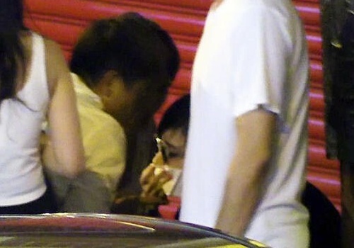 Xa Thi Man say xin, loang choang tren pho hinh anh