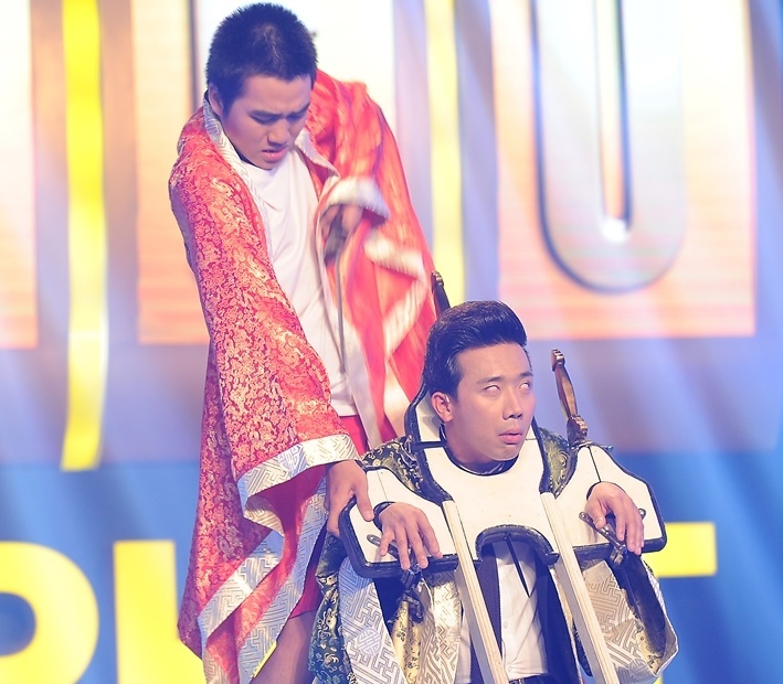 Tran Thanh tron mat vi bi ba thanh kiem xuyen qua nguoi hinh anh