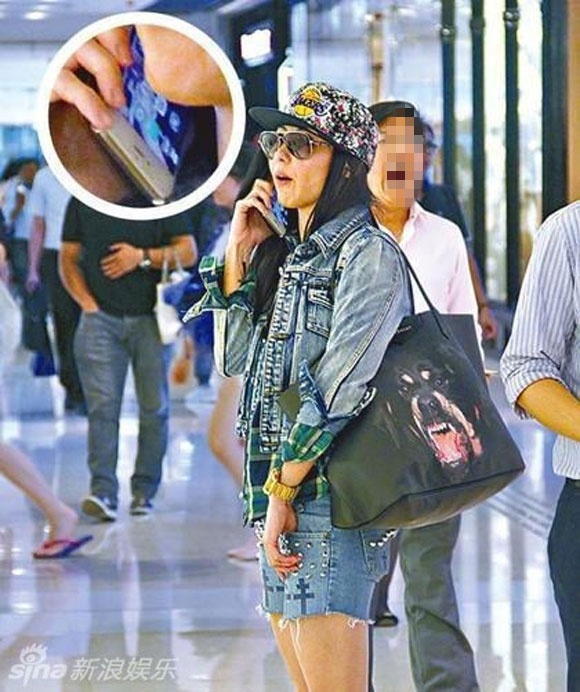 Trương Bá Chi từng bị bắt gặp giả vờ nghe điện thoại làm sang khi thấy paparazzi.