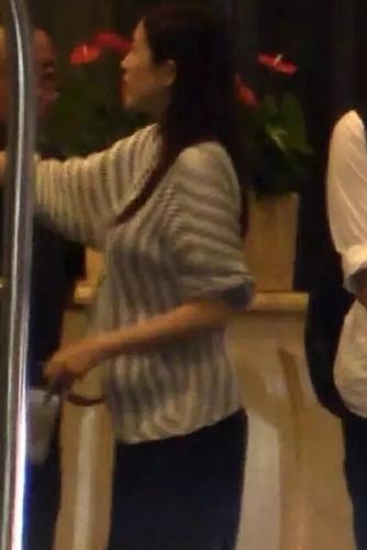 Ảnh mới khiến Chương Tử Di vướng nghi vấn mang bầu.