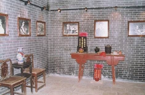 Phòng tưởng niệm Lý Tiểu Long. Căn phòng này là nơi duy nhất được quét dọn mỗi ngày. 