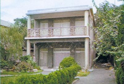 Tòa nhà chỉ gồm hai tầng được xây vào hàng cao cấp thời đó. 