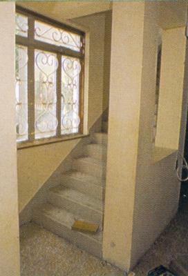 Khu cầu thang đã bị hư hại khá nhiều sau hàng chục năm.