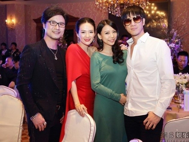 Chương Tử Di và Uông Phong (ngoài cùng bên trái) bên vợ chồng Vương Lực Hoành.