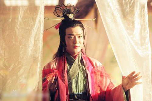 “Đông Phương Bất Bại” Lỗ Chấn Thuận: Nói về cao thủ võ lâm trong các tác phẩm Kim Dung khó có thể bỏ qua cái tên Đông Phương Bất Bại. Đông Phương trong Tiếu ngạo giang hồ là ngời “bán nam bán nữ”, giữ chức Giáo chủ Nhật Nguyệt thần giáo, nắm trong tay bí kíp Quỳ hoa bảo điển vang tiếng giang hồ. Thậm chí, khi Nhậm Ngã Hành liên thủ với Lệnh Hồ Xung, Nhậm Doanh Doanh, Hướng Vấn Thiên cũng không đả bại được Đông Phương. Cái kết bi thương của nhân vật này chỉ vì chữ tình dành cho “nam sủng” Dương Liên Đình. Lỗ Chấn Thuận trong bản phim năm 1996 đã khắc họa một Đông Phương Bất Bại đủ độ ẻo lả, đủ độ độc ác và thượng thừa võ công.