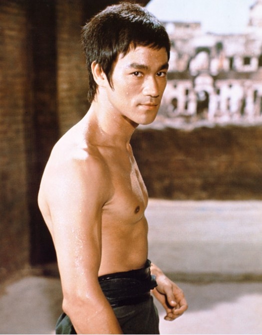 Lý Tiểu Long có một sự nghiệp đáng nể trong thập niên 60-70. Lúc này, huyền thoại võ thuật thường xuyên đi về giữa Hong Kong và Mỹ. Để tiện sinh hoạt, Lý Tiểu Long mua tòa nhà cao cấp ở khu Cửu Long. Đây cũng là nơi ở trong những ngày cuối đời của huyền thoại Kung Fu.