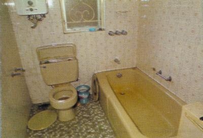 Khu vệ sinh được thiết kế xa hoa trong thập niên 60 đã xuống cấp.