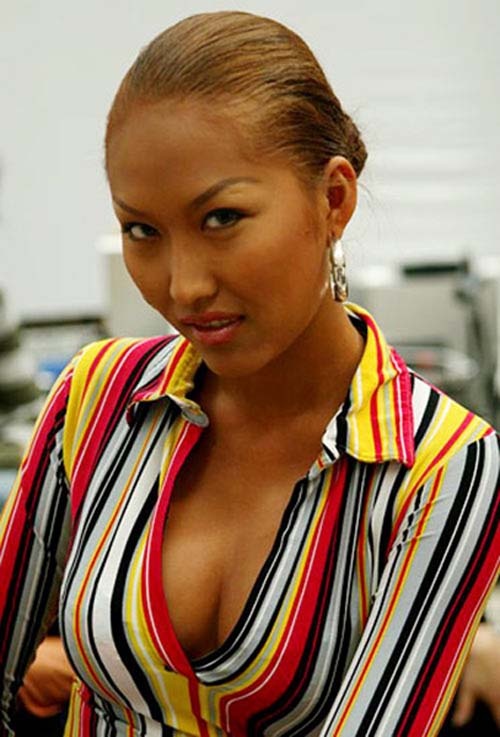 8.Nhờ gương mặt cá tính, sắc vóc của người mẫu, Phi Thanh Vân thể hiện thành công nhân vật Phương Trinh lẳng lơ, hay khoe ngực lộ liễu trong phim Cô gái xấu xí (2008). Đây cũng vai diễn đột phá trong sự nghiệp diễn xuất của nữ diễn viên sinh năm 1982.