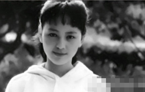 Vương Lâm sinh ngày 24/8/1970 tại Thượng Hải (Trung Quốc). Cô tốt nghiệp Viện Sân khấu Thượng Hải và khởi nghiệp từ năm 1993. Bạn bè cùng trang lứa tiết lộ từ khi còn là nữ sinh, Vương Lâm có vẻ đẹp thanh tao với nụ cười rạng rỡ. Nam Đô miêu tả vẻ đẹp của cô trong 8 chữ: “Trời sinh lệ chất, người so với hoa”.