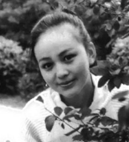 Thời đi học, cô là bạn học của tài tử Châu Kiệt (đảm nhận vai Nhĩ Khang trong Hoàn Châu cách cách). Nam diễn viên từng chia sẻ, Vương Lâm đẹp đến độ anh chỉ dám làm bạn, không nghĩ đến chuyện yêu.