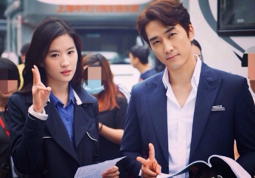 Song Seung Hun mong hon le hoanh trang voi Luu Diec Phi hinh anh